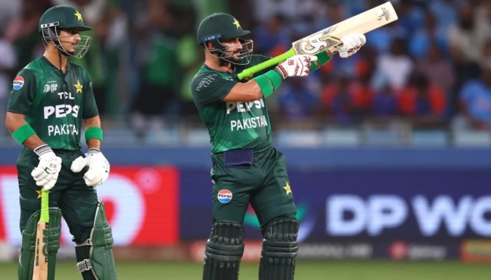 পাকিস্তানের ক্রিকেটার। হাফ সেঞ্চুরীর পর নিজের ড্রেসিং রুমে বন্ধুদের উদ্দেশ্যে এমন অভিব্যাক্তি/ ছবি সংগৃহীত