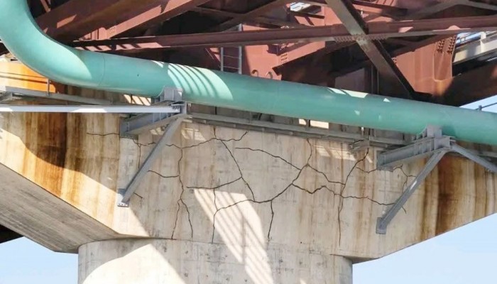 যমুনা রেলসেতুর পিলারের নিচে দেখা দেওয়া ক্ষুদ্র ফাঁকা সামাজিক মাধ্যমে ভাইরাল