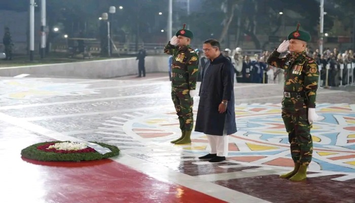 প্রধানমন্ত্রী তারেক রহমান আজ কেন্দ্রীয় শহীদ মিনারে পুষ্পস্তবক অর্পণের মাধ্যমে ভাষা শহীদদের স্মৃতির প্রতি গভীর শ্রদ্ধা জানান