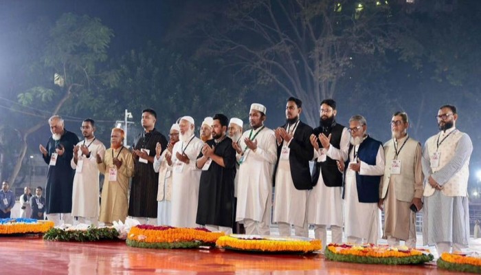 কেন্দ্রীয় শহীদ মিনারে পুষ্পস্তবক অর্পণ করেছে  জামায়াত নেতৃত্ব দেয়া বিরোধীদলীয় জোট