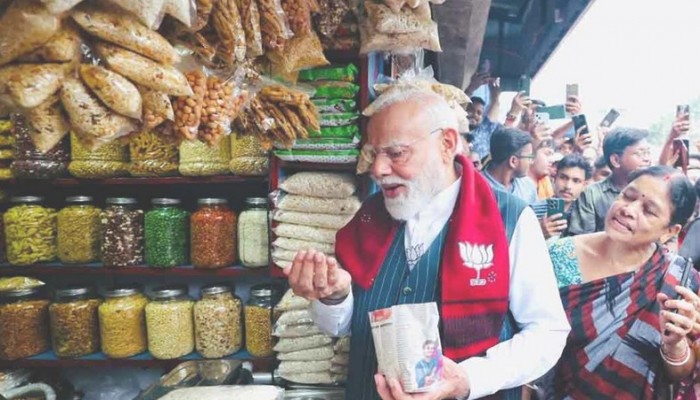 রাস্তার পাশের দোকান থেকে ঝালমুড়ি কিনে খেলেন নরেন্দ্র মোদী