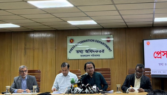 জ্বালানি তেলের পর্যাপ্ত মজুত রয়েছে; ‘প্যানিক বায়িং’ থেকে বিরত থাকার আহ্বান তথ্য উপদেষ্টার