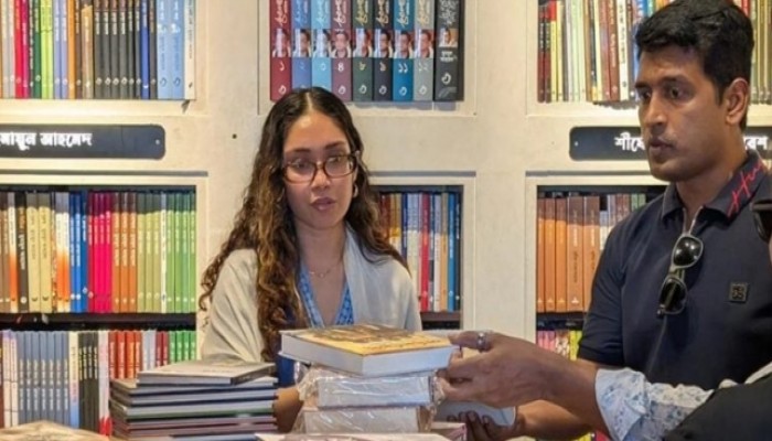 বাতিঘর থেকে বই কিনলেন জাইমা